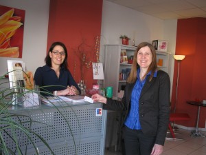 Andrea Maier-Völkle (li.) mit Claudia Felden im Kosmetikstudio „Hautnah“
